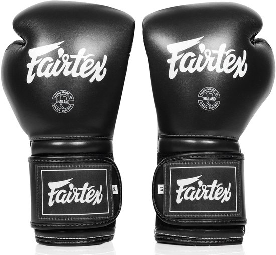 Zwarte Fairtex bokshandschoenen met witte logo's en tekst.