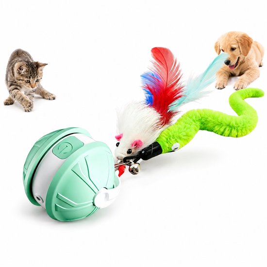 Een groene, interactieve speelbal met een witte muis met veren speelt met een kitten en een puppy.