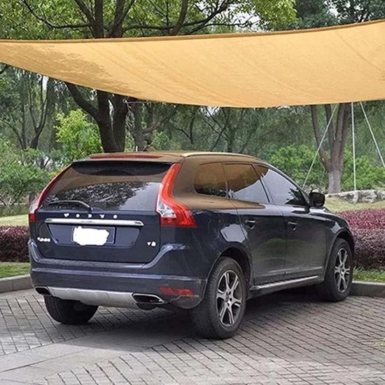 Beige schaduwdoek hangt boven een donkerblauwe SUV die op een geplaveide oprit staat.