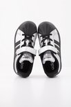 Zilverkleurige sneakers met zwarte neuzen en Adidas logo op de tong.