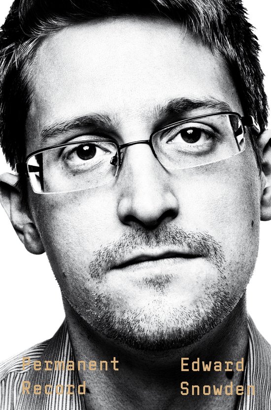 Close-up van Edward Snowden met bril, een snor en sik. Tekst: "Permanent Record Edward Snowden".