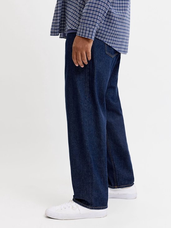 Man in donkerblauwe jeans, detail van de zijkant.