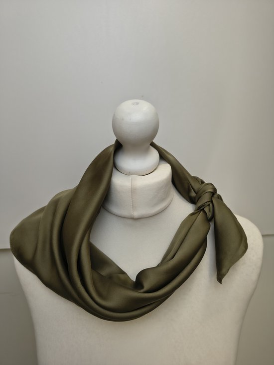 Halsdoek in kaki groen, geknoopt op de nek van een mannequin.