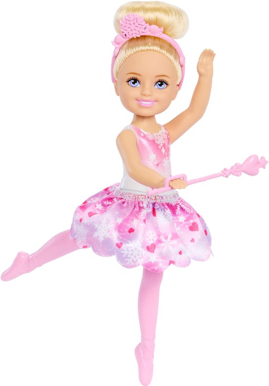 Barbie Chelsea pop in roze ballerina-outfit met sneeuwvlokjes en hartjes, dansend met toverstaf.