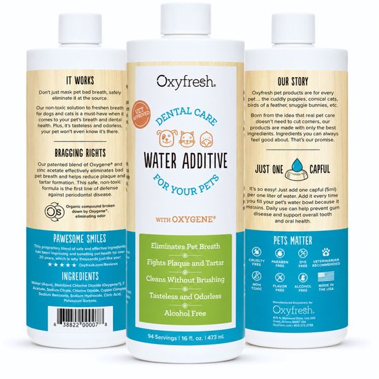 Drie flessen "OxyFresh Dental Care Water Additive for your Pets". Centraal de fles met "Fresh Breath for your Pets" en aan de zijkanten de andere twee flessen met productinformatie.