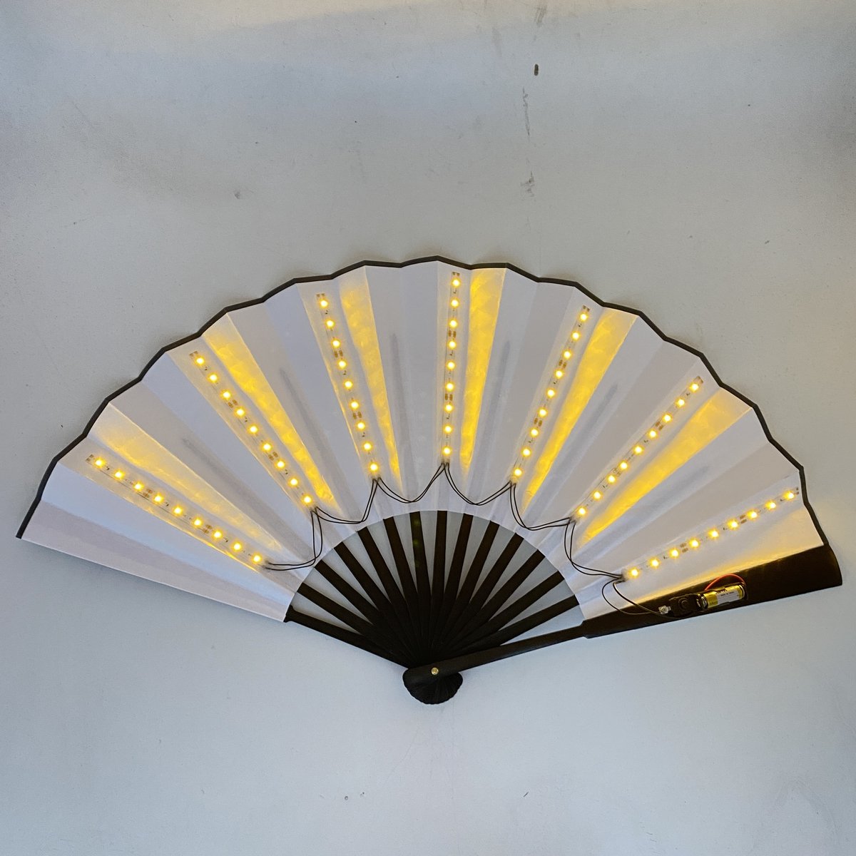 Doppler GlowFan LED Festival Waaier – Opvouwbare Verlichte Handwaaier – 3 Lichtmodi – Carnaval, Festival & Rave – Geel
