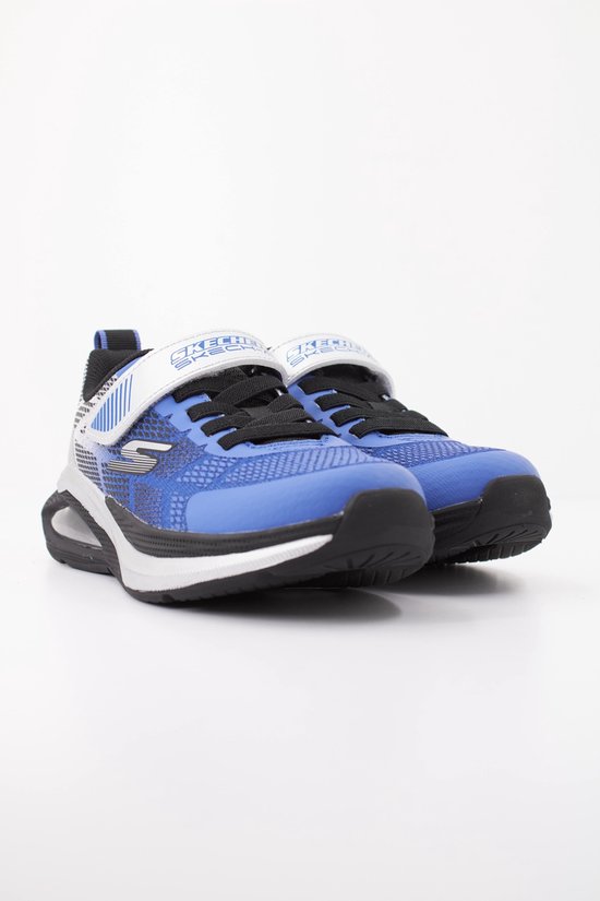 Blauwe Skechers sneaker met klittenbandsluiting, zwarte veters en een luchtzool.