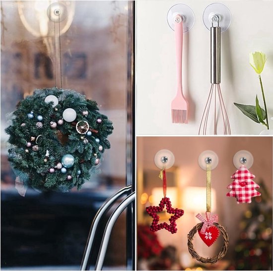 Een kerstkrans met decoraties hangt aan een raam. Een roze garde en een metalen garde hangen aan haken. Twee kersthangers, een ster en een kerstboom, hangen aan een touw.