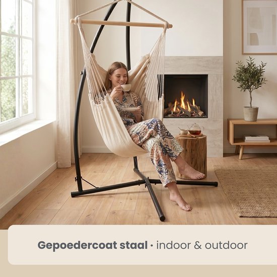 Vrouw in crèmekleurige hangmat bij open haard, met poedercoating staal, voor binnen en buiten.