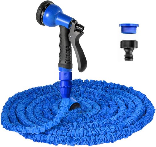 Een opgerolde blauwe flexibele tuinslang met een blauwe sproeikop erop. Inclusief adapters voor kraanaansluiting.