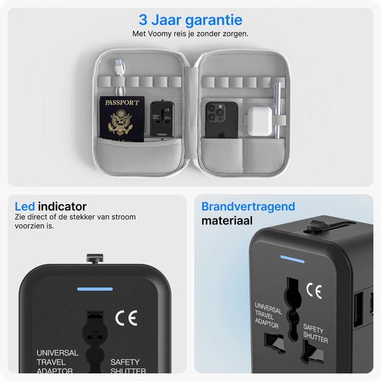 Zwarte wereldstekker met blauwe LED indicator en brandvertragend materiaal.