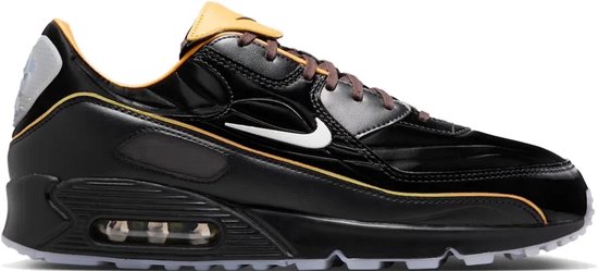 Zwarte Nike Air Max 90 sneaker met oranje accenten langs de zijkant en een witte swoosh.