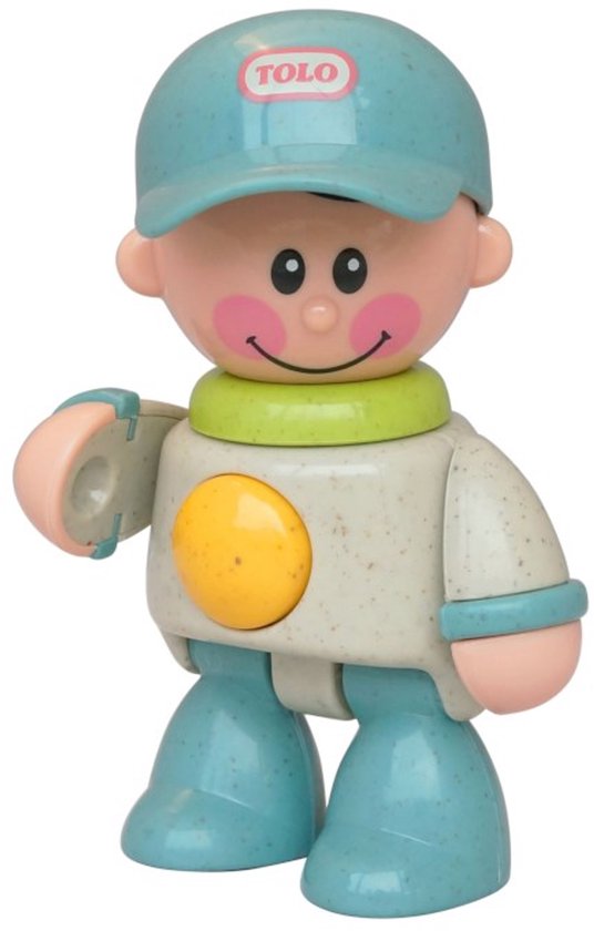 Speelgoedjongen met blauwe pet met 'TOLO' logo, groen shirt, beige lichaam en oranje knop.