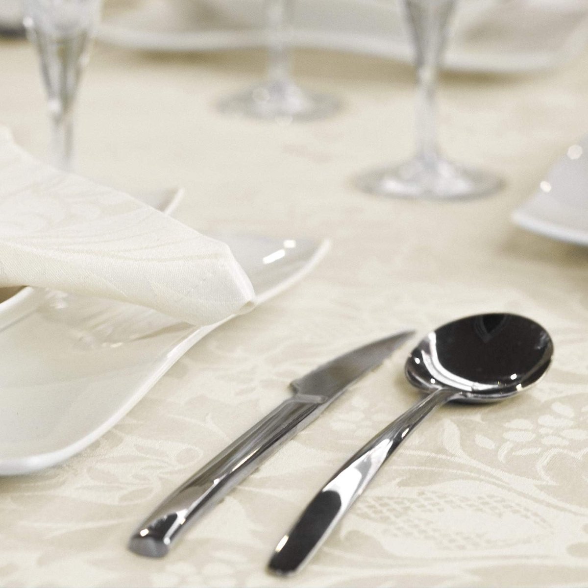 Tafelkleed - Eettafelkleed - Bescherming aan tafel - Vlekbestendige stof - 200 x 150 cm - Lichtbeige