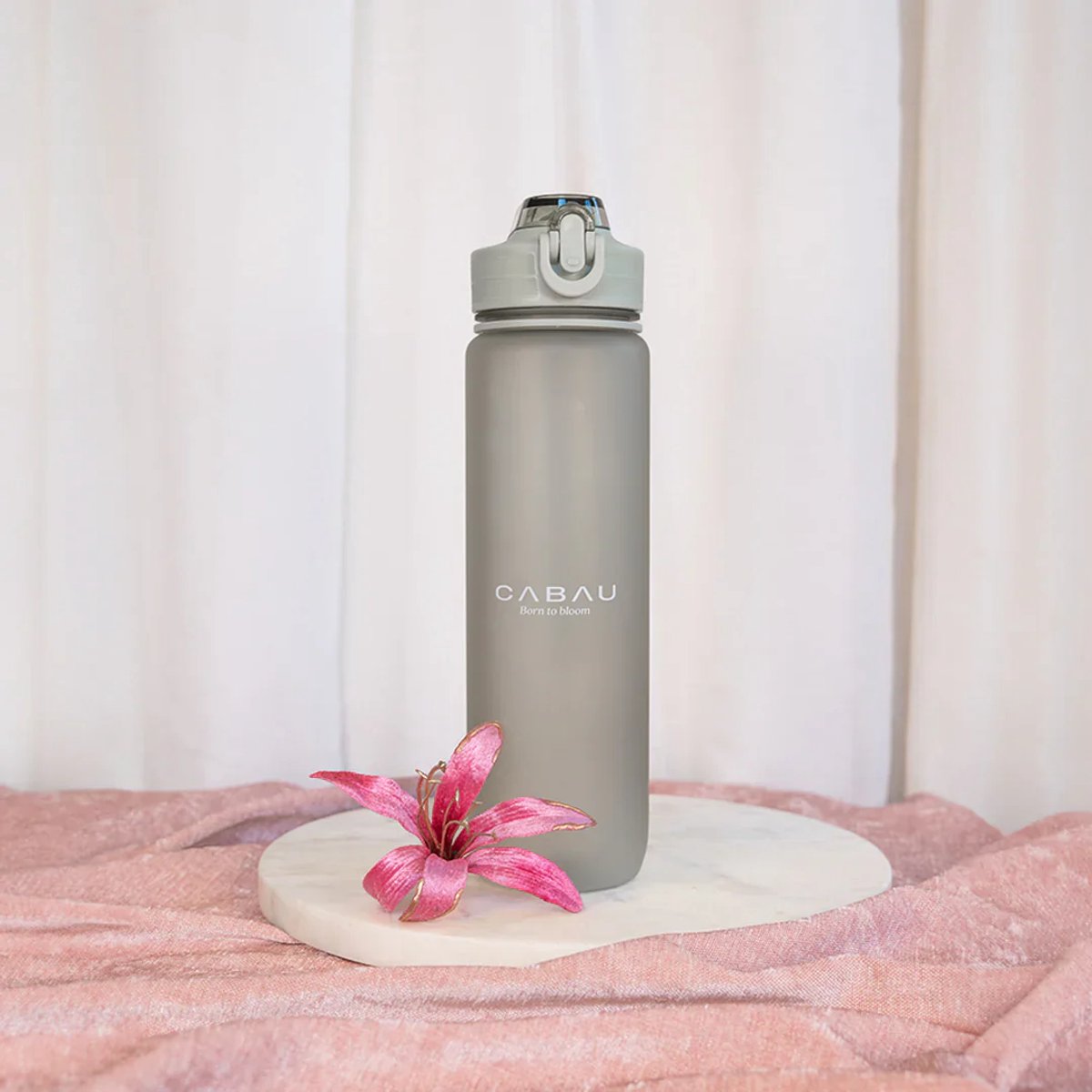 Cabau - Bloom Waterfles / Drinkfles - 1 liter - Pistachio Green - Handige drinktuit & unieke maataanduiding - BPA- & Lekvrij - Drinkfles met rietje volwassenen - Drinkfles volwassenen - Cadeau voor haar — cadeau in Sport & Outdoor - foto 3