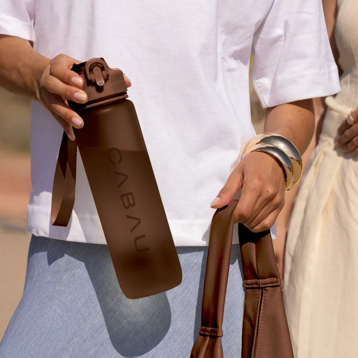 Cabau - Bloom Waterfles / Drinkfles - 1 liter - Chocolate Brown - Handige drinktuit & unieke maataanduiding - BPA- & Lekvrij - Drinkfles met rietje volwassenen - Drinkfles volwassenen - Cadeau voor haar — cadeau in Sport & Outdoor - foto 2