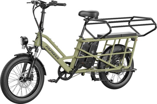 Groene Fafrees longtail e-bakfiets met voetensteunen en bagagedrager achter, gepresenteerd op zwarte achtergrond.