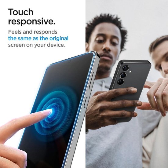 Un doigt scan un écran de smartphone protégé par un protecteur d'écran Spigen. Un couple regarde un smartphone.