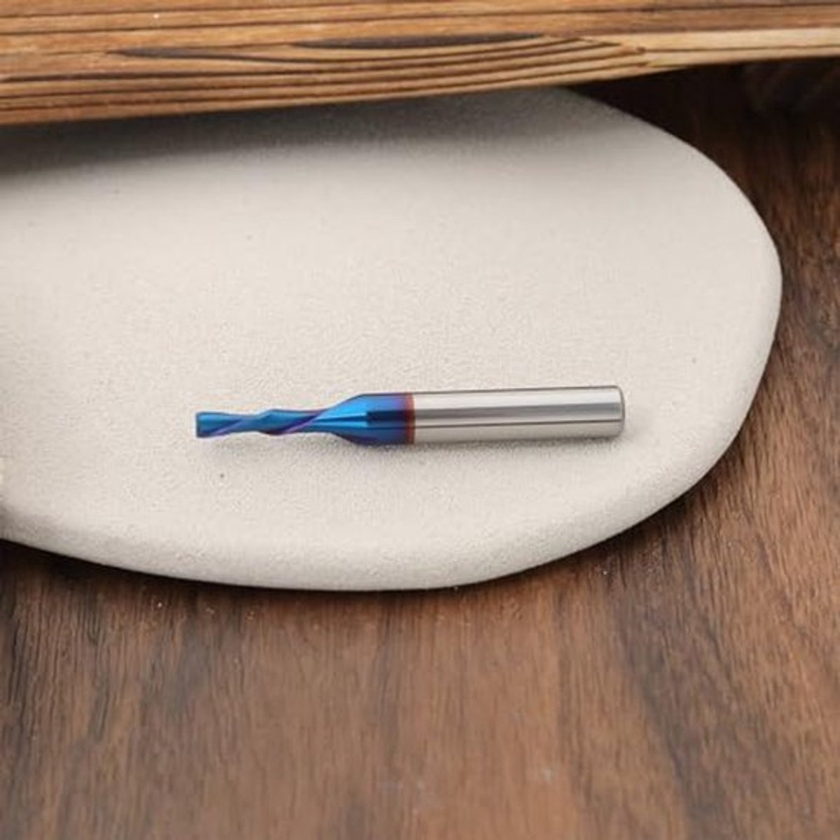 1/8" Downcut spiraalfrees met 1/4" schacht, massief hardmetaal met blauwe nanocoating voor houtsnijwerk en graveren