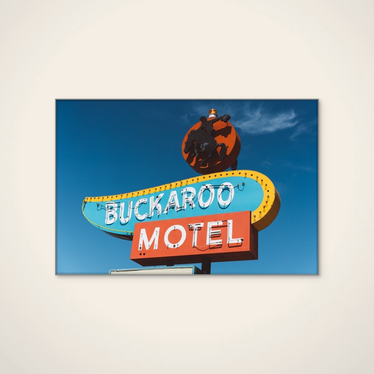 Akoestisch schilderij - 90 x 60 cm - Buckaroo Motel Neon Sign van Bethany Young - Abstracte wanddecoratie - zilver textielframe