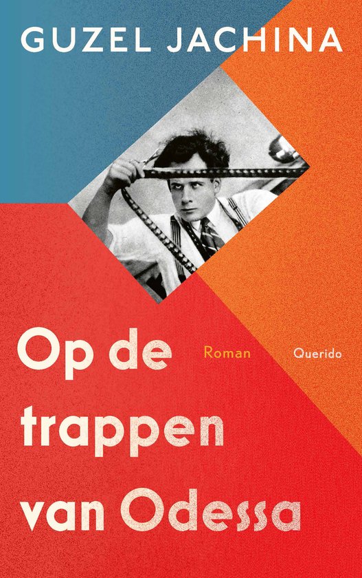 Boekomslag 'Op de trappen van Odessa' met een zwart-witfoto van een man die een filmreep vasthoudt, tegen een achtergrond van rode en blauwe vlakken.
