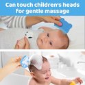 Blauwe babykam in beervorm voor zachte massage, en voor het inzepen van baby in bad.