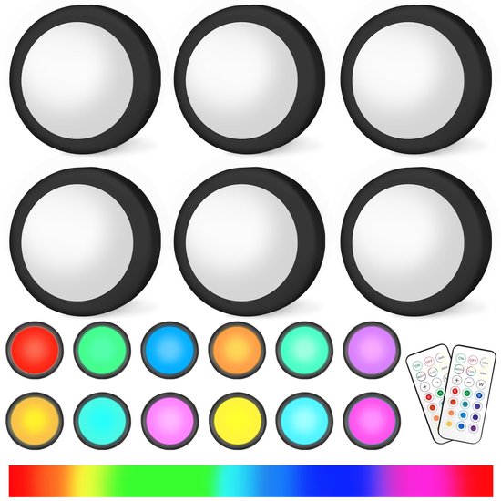 Set van zes ronde LED lampen met zwarte rand en witte lichtgevende kern. Toont ook de afstandsbediening en losse kleurlampjes.