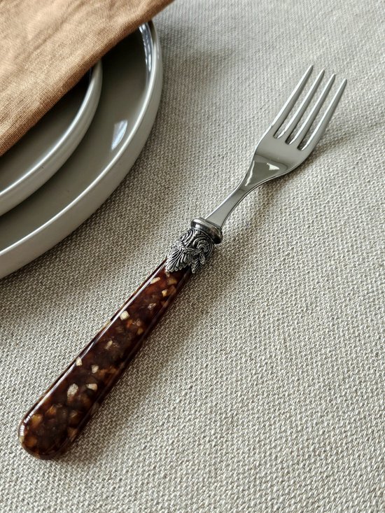Zilverkleurige dinervork met een decoratieve zilverkleurige greep en een bruine, gevlekte kunststof handgreep.