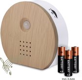 Een houten diffuser met bewegingssensor, twee AAA-batterijen en een volumeregelaar.