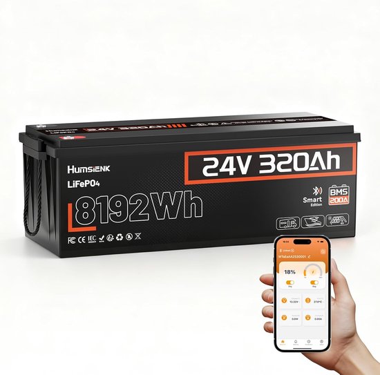 Batterie noire HumsiENK 24V 320Ah (8192Wh) LiFePO4 avec accents rouges, à côté d'un smartphone affichant l'application Bluetooth.