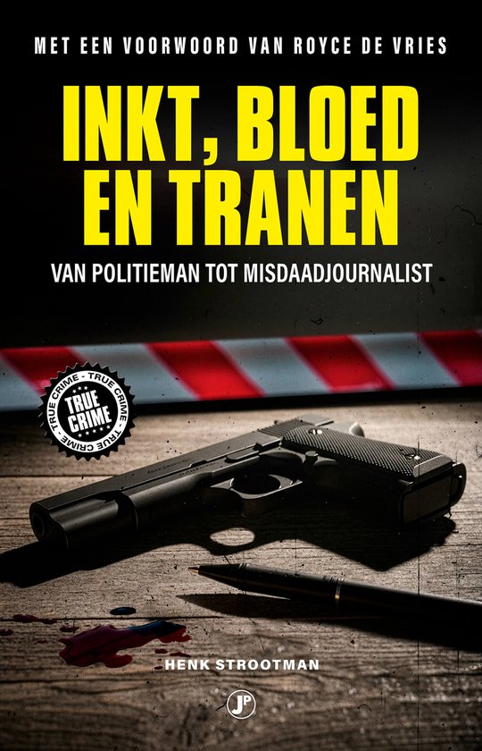 Boekomslag: Inkt, Bloed en Tranen, van politieman tot misdaadjournalist. Met voorwoord van Royce de Vries. Liggende donkere pistool met pen en bloedvlekken op houten tafel.