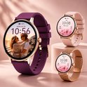 Paarse smartwatch met rosegouden kast, getoond met een foto van een koppel op het scherm.