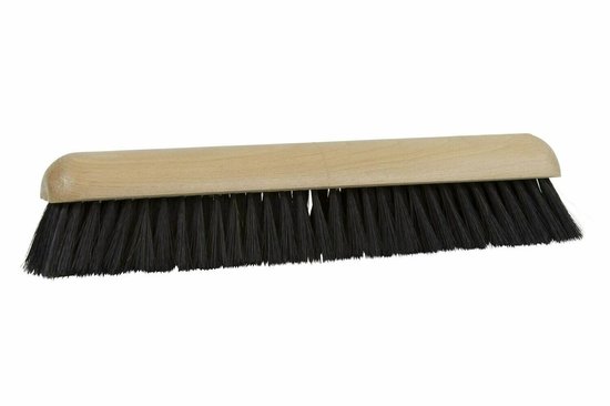 Betra zaalbezem met houten kop en zwart gemengd haar, 60 cm breed.