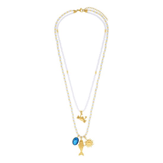 Dubbele gouden ketting met blauwe steen, vis, zon en krabbedetail.