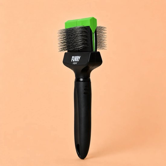 Een zwarte en groene slicker borstel met metalen pinnen en een zwarte handgreep.
