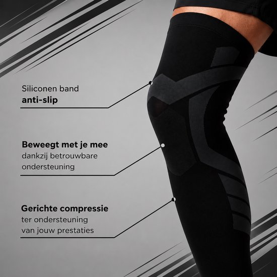 Close-up van een zwarte compressie knie sleeve met grijs patroon, met tekst over anti-slip, beweging en compressie.