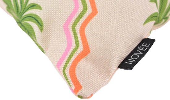 Close-up van een kussen met golvende strepen in roze, groen en oranje, met een NOVÉE label.
