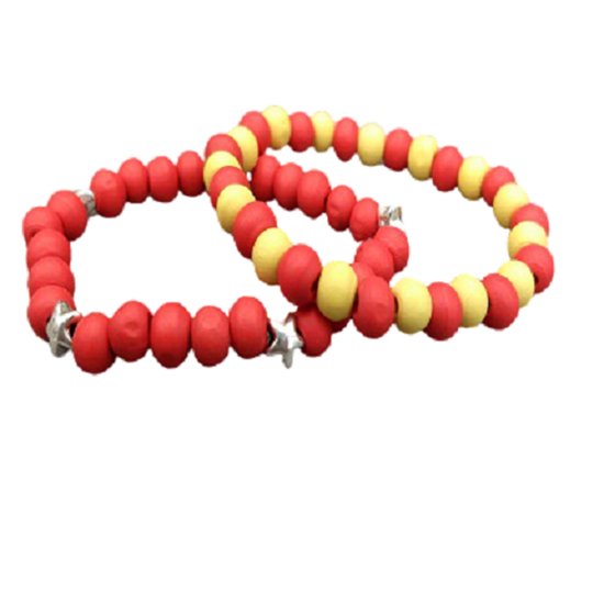 Twee rode en gele armbanden met zilverkleurige sterbedeltjes.