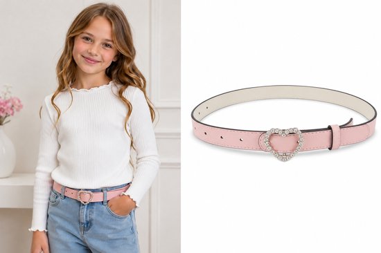 Meisje met een witte trui en spijkerbroek, draagt een roze riem met hartvormige gesp bezet met kristallen.