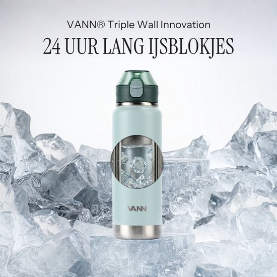 Lichtgroene VANN waterfles met transparante beker en ijsblokjes erin. Omringd door ijs. '24 UUR LANG IJSBLOKJES'