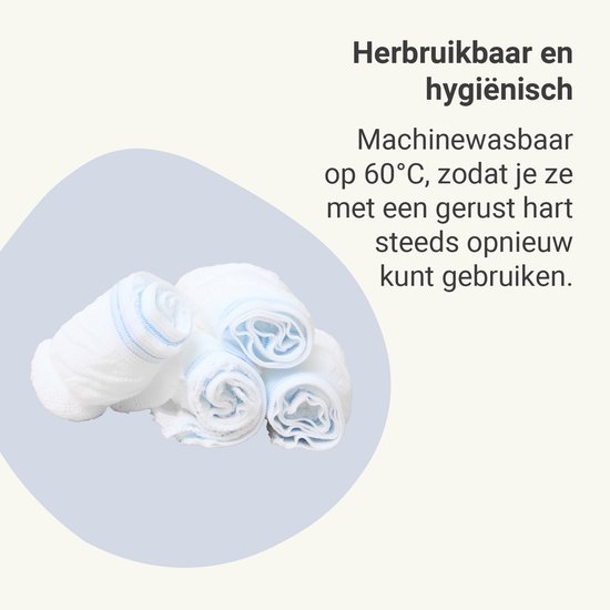 Opgerolde witte netbroekjes van Carriwell met blauwe randen. Herbruikbaar en machinewasbaar.