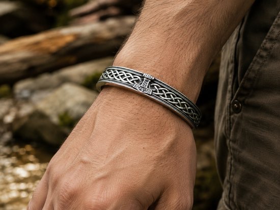 Zilverkleurige Viking armband met Keltische knopen en Mjolnir hamer gedragen om een mannenpols