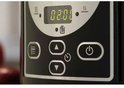 Close-up van het digitale bedieningspaneel van een zwarte Crock-Pot slowcooker met een timer van 02:01.