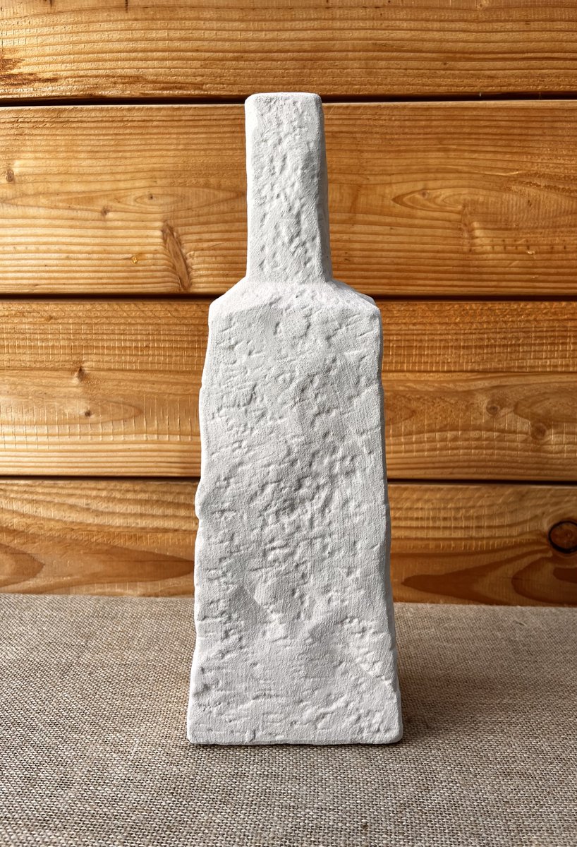 Stoere hoge flesvaas, van ruw aardewerk