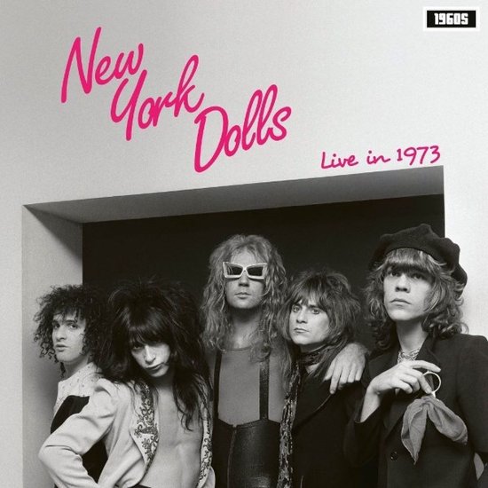 New York Dolls Live in 1973 albumhoes met vijf bandleden in jaren 70 kleding.