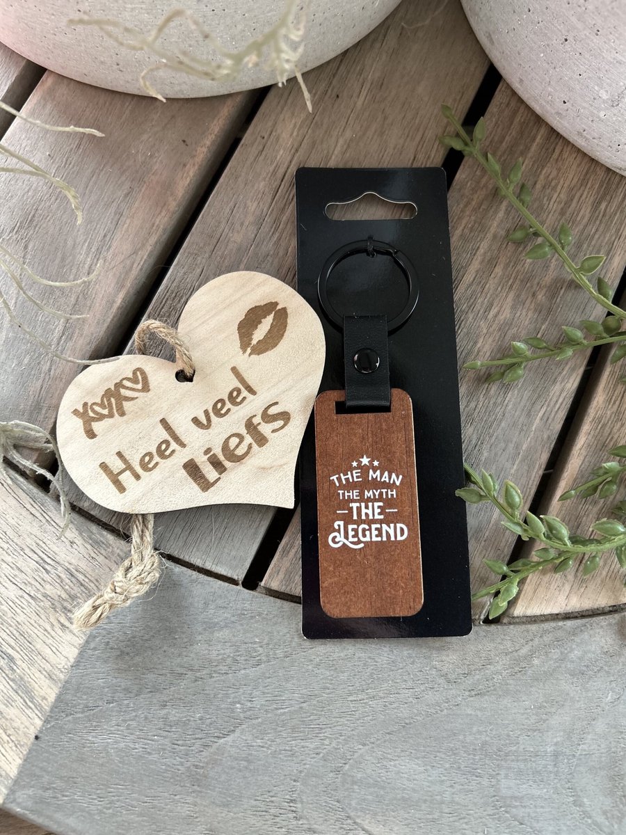 Creaties van hier – sleutelhanger Legend met houten hartje – Walnoothout – 5x15 cm – Hanger