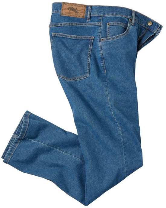 Blauwe regular fit jeans met bruin leren merklabel op de achterkant.