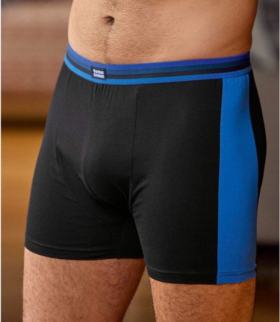 Zwarte boxer met een blauwe streep aan de zijkant en een gestreepte tailleband.