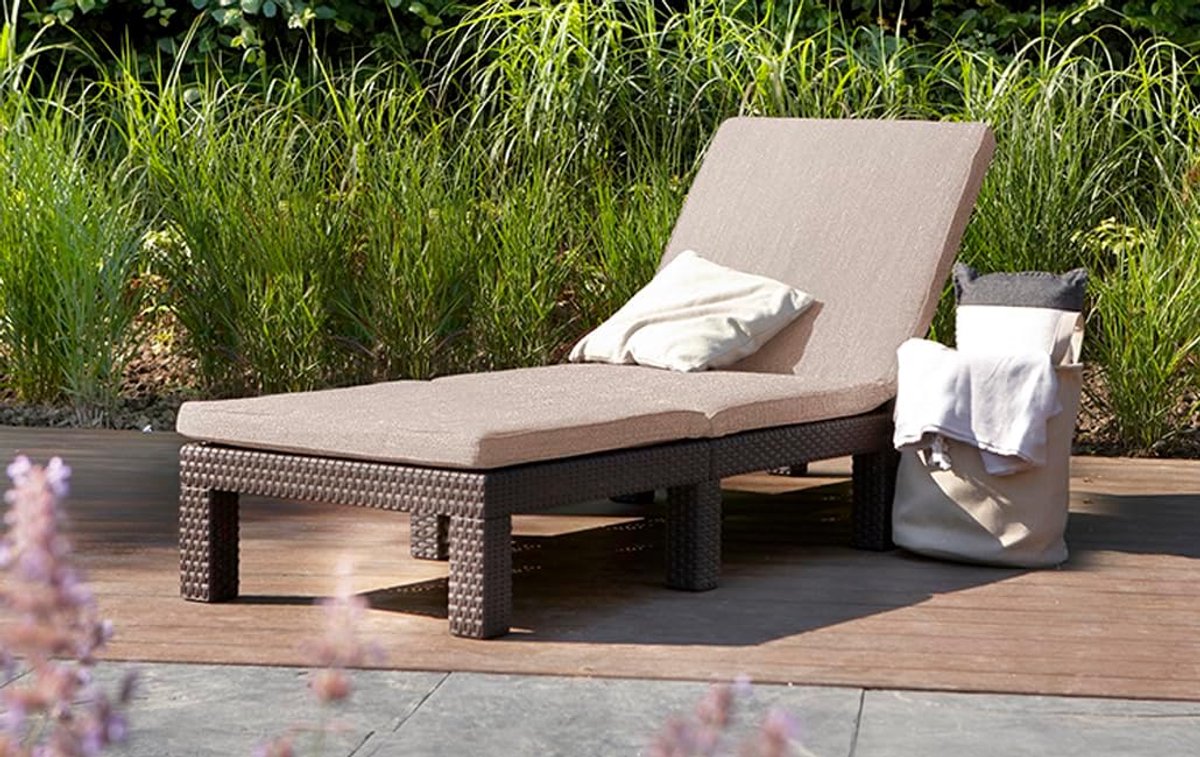 Zonneligstoel voor tuin, terras en balkon 195 x 65 x 25,5 cm – Luxe verstelbare ligstoel met kussen, bruin kunststof met platte rotanlook – Comfortabel en weerbestendig, Nicolehome
