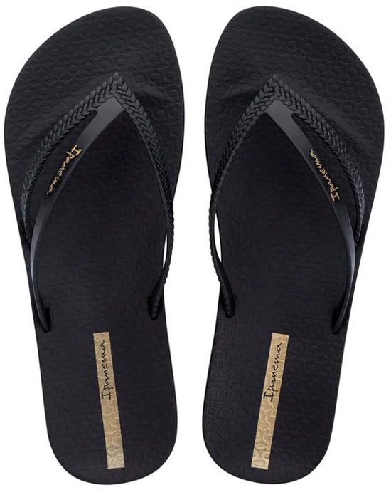 Zwarte Ipanema slippers met gevlochten bandjes en gouden logo.